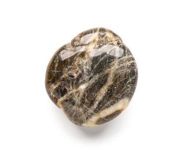 Beyaz zemin üzerinde güzel kahverengi çakıl taşı