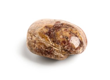 Beyaz zemin üzerinde kahverengi çakıl taşı