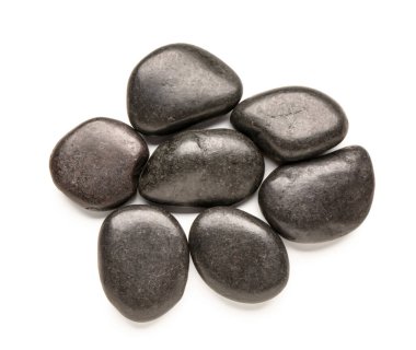 Beyaz zemin üzerinde birçok siyah çakıl taşı