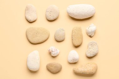 Turuncu arka planda çok sayıda çakıl taşı taşı