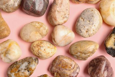 Pembe arka planda birçok çakıl taşı