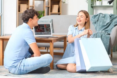 evde alışveriş torbaları ile genç Çift