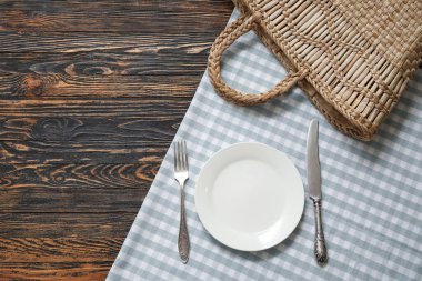 Ahşap arka planda piknik için güzel bir masa.