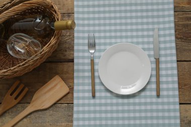 Ahşap arka planda piknik için güzel bir ortam