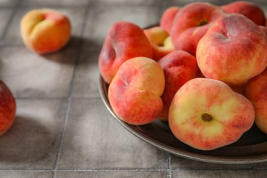 Gri fayanslı tatlı incir şeftalili tabak.