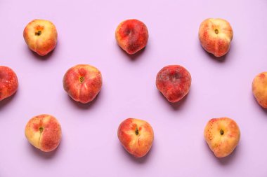 Leylak arkaplanda tatlı incir şeftalileri