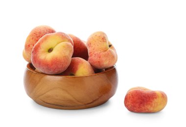 Beyaz arka planda incir şeftalili ahşap kâse.