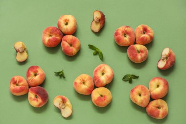 Yeşil arka planda tatlı incir şeftalileri ve nane şekeri