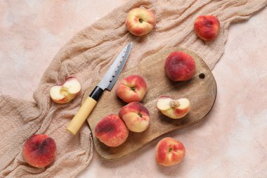 Tahta tahta tahta, pembe arka planda tatlı incir şeftalileri.