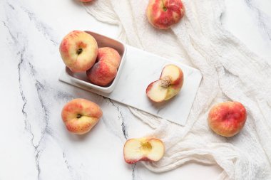 Beyaz arka planda tatlı incir şeftalili kase