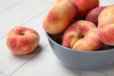 Beyaz fayanslı incir şeftalili kase.