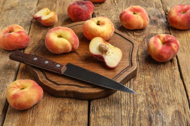 Ahşap arka planda tatlı incir şeftalili tahta.