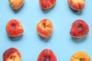 Mavi arka planda tatlı incir şeftalileri