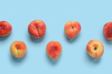 Mavi arka planda tatlı incir şeftalileri