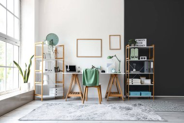 Çalışma yeri ve raf üniteleri olan hafif ofisin içi