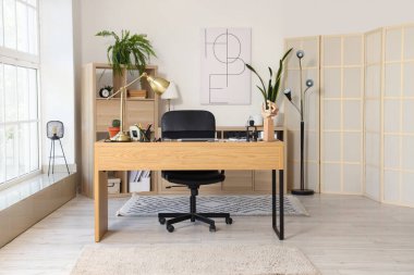 Modern işyeri ve raf ünitesi olan hafif bir ofis.