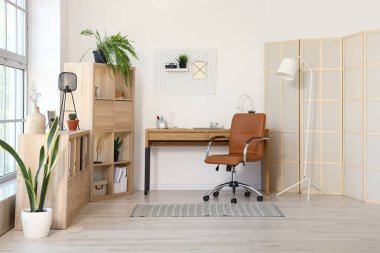 Modern işyeri ve raf ünitesi olan hafif bir ofis.