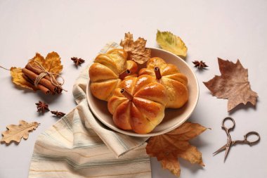 Gri arka planda lezzetli balkabağı şekilli çörekler