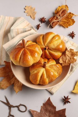 Gri arka planda lezzetli balkabağı şekilli çörekler