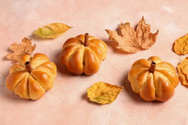 Bej arka planda balkabağı şekilli lezzetli çörekler