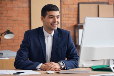 Ofiste bilgisayar sohbeti yapan genç iş adamı.