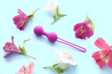 Güzel alstroemeria çiçekleri ve mavi arka planda anal tıpa, yakın plan.