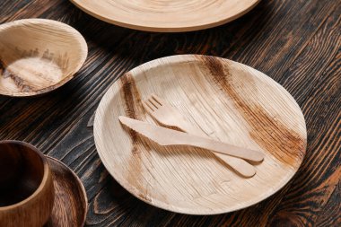 Ahşap arkaplanda farklı masa örtüsü, yakın plan