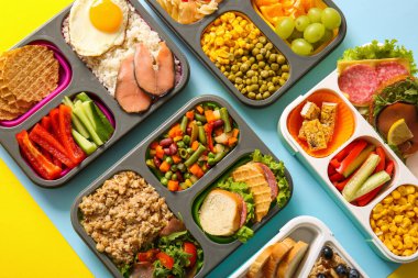 Renkli arka planda farklı lezzetli yemekleri olan birçok beslenme çantası.