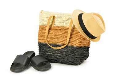 Havalı plaj çantası, beyaz arka planda şapkalar ve parmak arası terlikler.