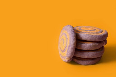 Sarı arka planda Cadılar Bayramı kutlaması için lezzetli kurabiyeler