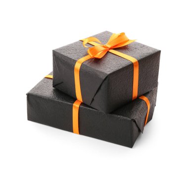 Cadılar Bayramı kutlaması için hediye kutuları beyaz arka planda izole edilmiş