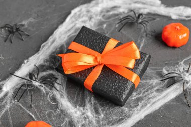 Cadılar Bayramı dekorasyonlu hediye kutusu grunge siyah arkaplan