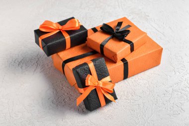 Cadılar Bayramı kutlaması için dokulu gri arkaplan hediye kutuları