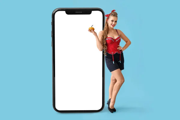 Sexy Jeune Femme Avec Citrouille Halloween Près Gros Téléphone Mobile — Photo