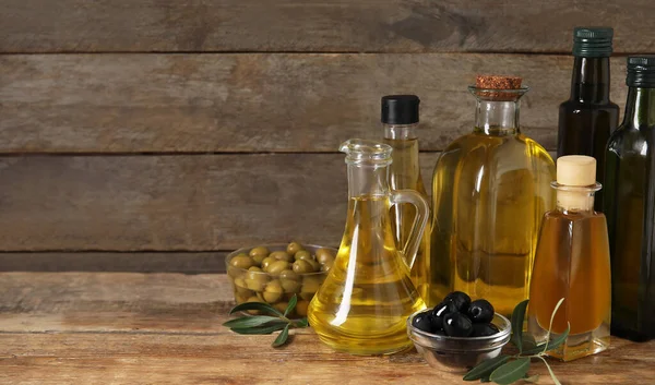 木制背景上的健康橄榄油 有文字空间 — 图库照片