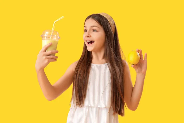 Kleines Mädchen Mit Einem Glas Smoothie Und Zitrone Auf Gelbem — Stockfoto