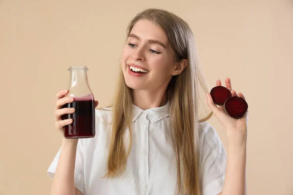 Young Woman Bottle Beet Juice Beige Background — Stock Photo, Image