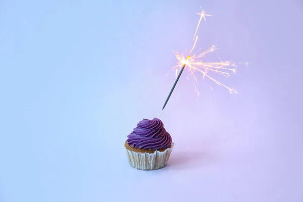 Смачний Кекс День Народження Іскристом Блідо Фіолетовому Фоні — стокове фото