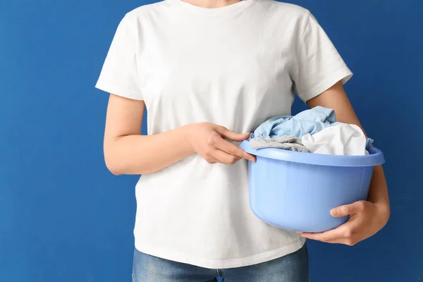 Mulher Segurando Bacia Plástico Com Roupa Suja Fundo Azul — Fotografia de Stock