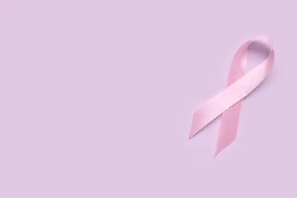 Rosa Schleife Auf Fliederfarbenem Hintergrund Brustkrebs Konzept — Stockfoto