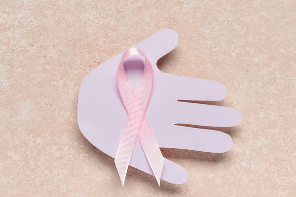 Papieren Palm Met Bewustzijn Roze Lint Kleur Achtergrond Borstkankerconcept — Stockfoto