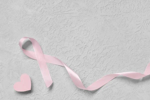 Ροζ Κορδέλα Ευαισθητοποίησης Χάρτινη Καρδιά Ανοιχτό Φόντο Έννοια Του Καρκίνου — Φωτογραφία Αρχείου