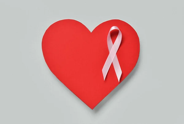 Červené Papírové Srdce Růžovou Stuhou Vědomí Světlém Pozadí Koncept Karcinomu — Stock fotografie