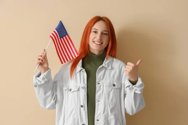 Młoda Kobieta Flagą Usa Pokazuje Kciuk Góry Beżowym Tle — Zdjęcie stockowe