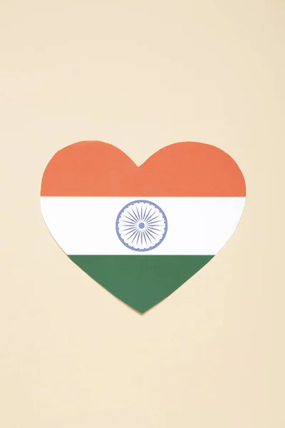 Bandera India Forma Corazón Sobre Fondo Beige — Foto de Stock