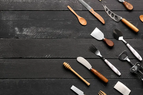 Кухонная Утварь Черном Деревянном Фоне — стоковое фото