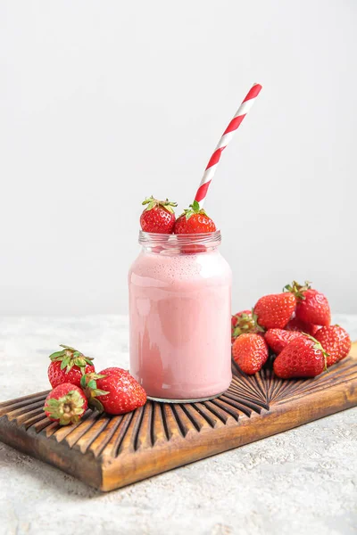 Einmachglas Mit Leckerem Erdbeer Smoothie Auf Dem Tisch — Stockfoto