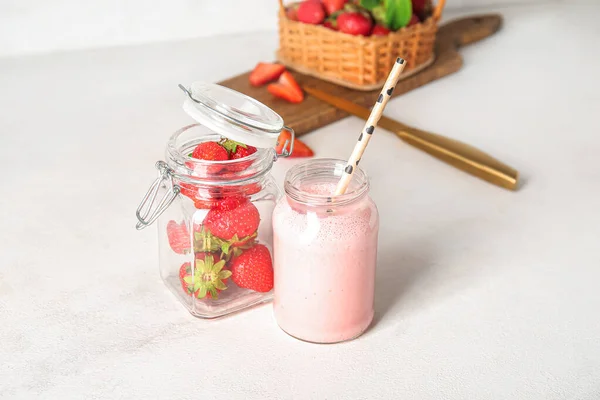 Mason Jar Tasty Strawberry Smoothie Light Background — Stock Photo, Image