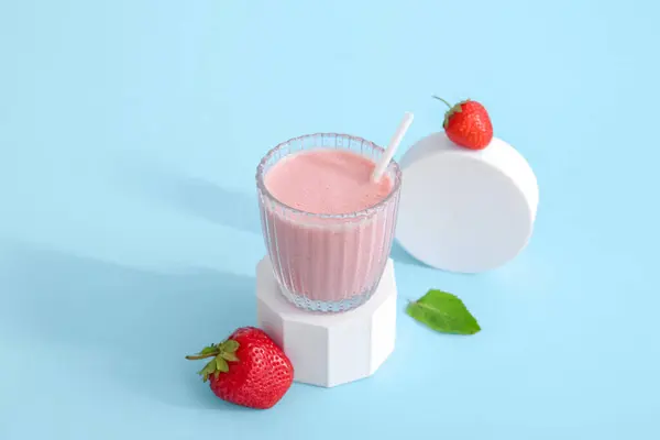 Glas Leckerer Erdbeer Smoothie Auf Blauem Hintergrund — Stockfoto
