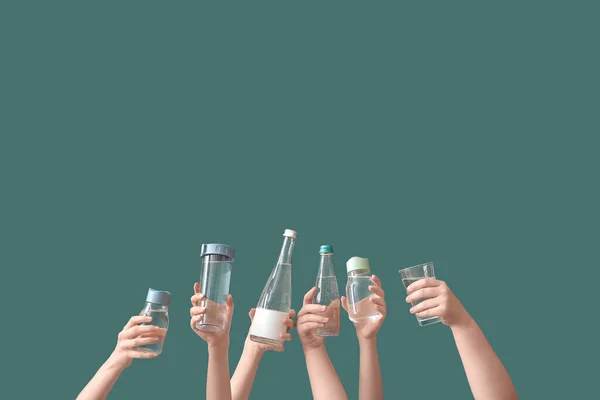 Mãos Femininas Com Garrafas Vidro Água Fria Fundo Verde — Fotografia de Stock